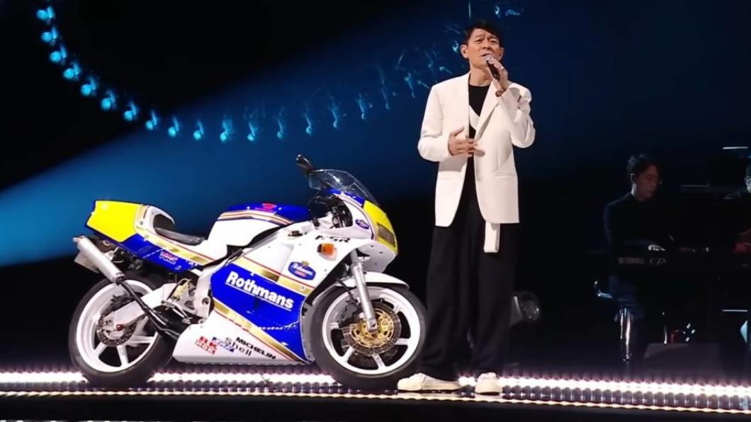 劉德華騎出Honda NSR 250R來回味電影《烈火戰車》。(圖/翻攝自Youtube:Andy Lau Supporter)