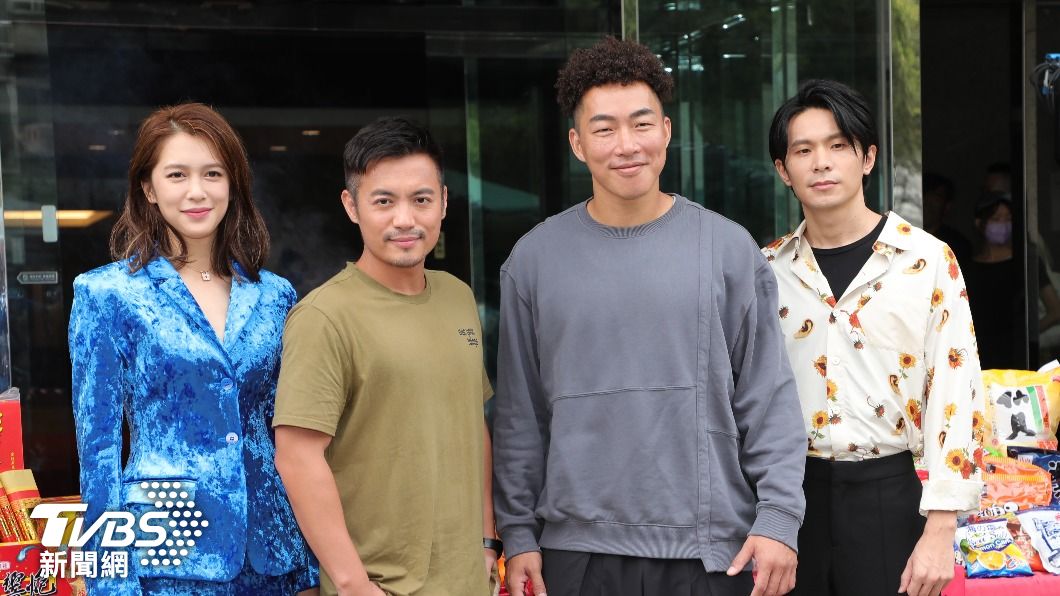 左起劉奕兒、范逸臣、郭泓志、姚淳耀出席電影《那個我最愛的笨男人》開鏡。(圖/黃城碩攝)