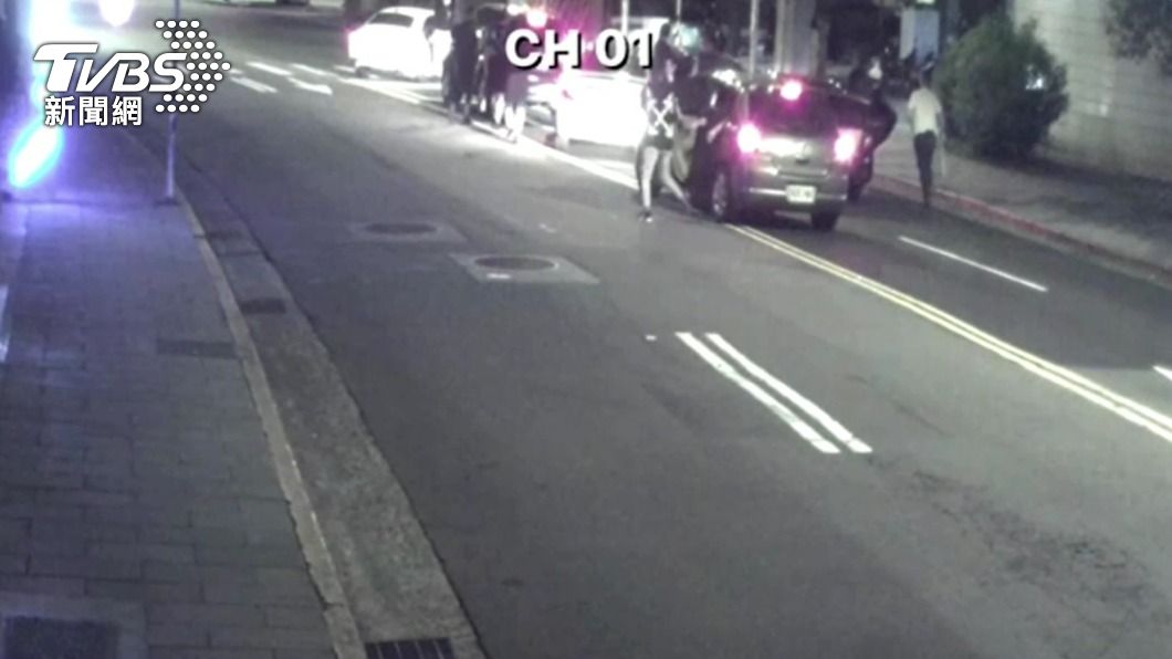 白男日前率眾當街攔車砸車,行事作風兇狠。(圖/TVBS)