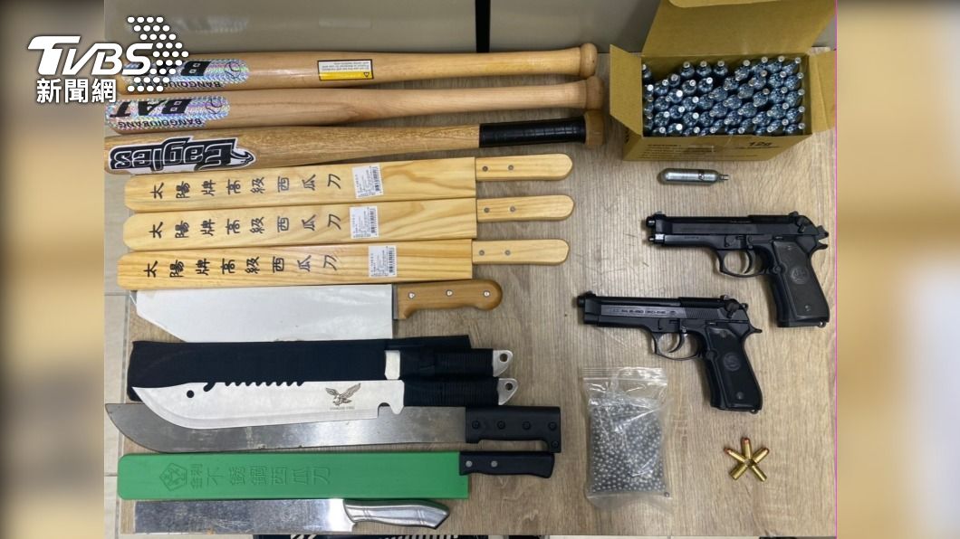 警方查扣改造手槍、西瓜刀等凶器。(圖/TVBS)