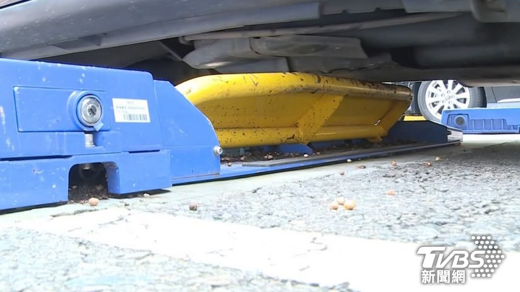 許多停車場採計費擋板方式收費。(示意圖/TVBS資料畫面)