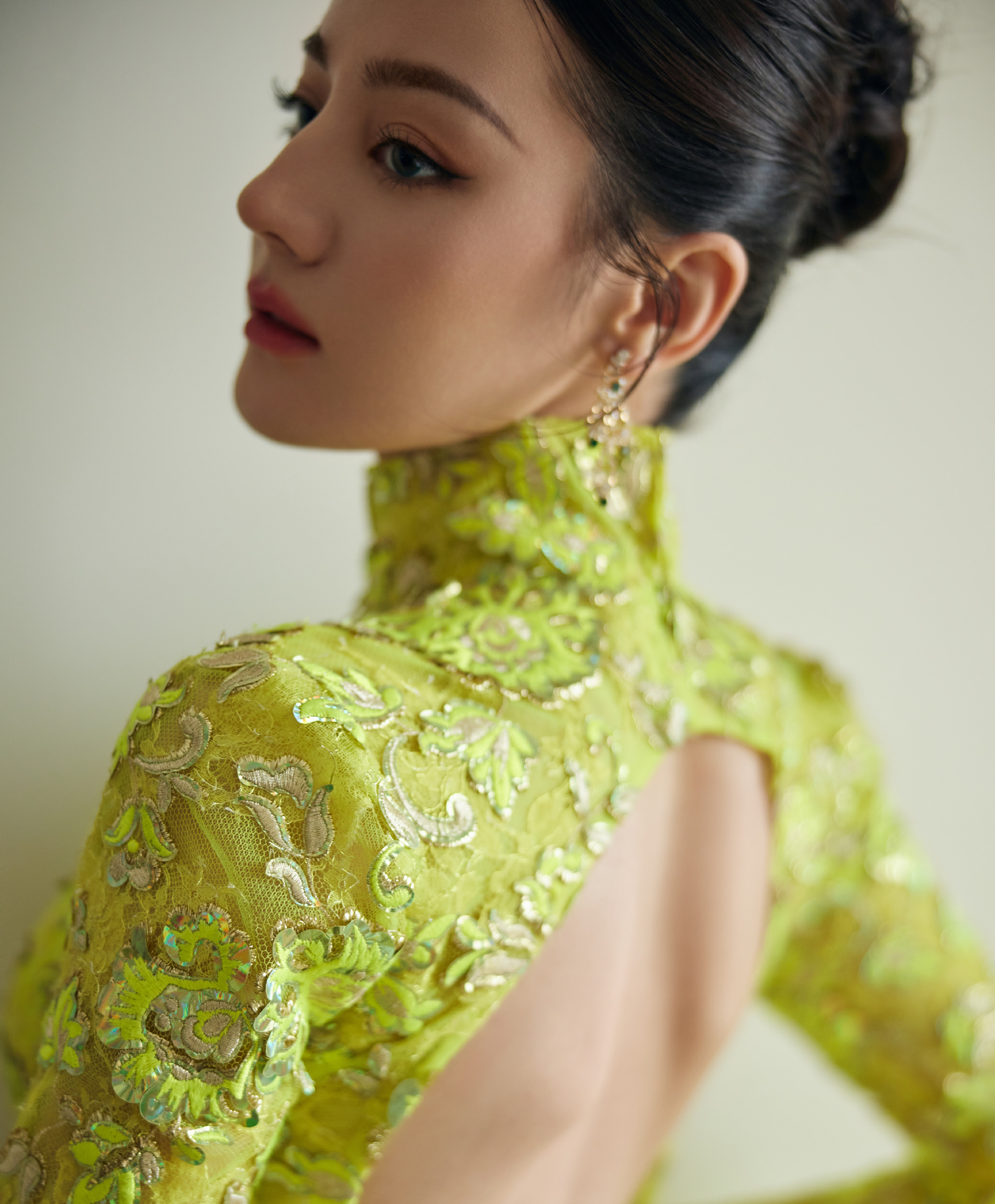 迪麗熱巴露出絕美蝴蝶骨。（圖／翻攝自嘉行迪麗熱巴工作室微博）