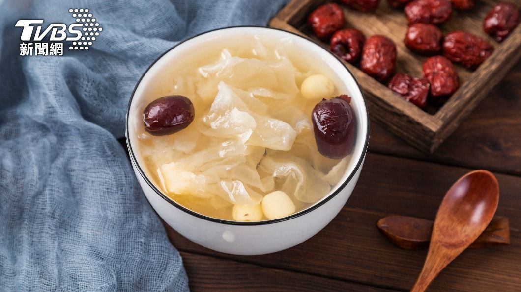 食用白木耳可滋潤呼吸道。（示意圖／shutterstock達志影像）