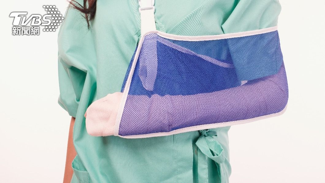 骨折沒治好骨頭恐「一斷再斷」。（示意圖，非當事人／shutterstock達志影像）
