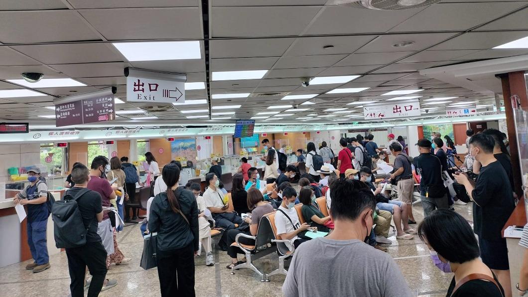 報復性出國要來了!換護照人潮擠爆 內行曝2招免等超快