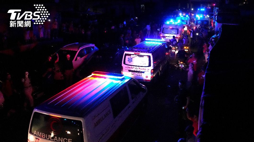 黎巴嫩紅十字會及巴勒斯坦救援單位開著救護車,將罹難者大體載回國。(圖/達志影像美聯社)