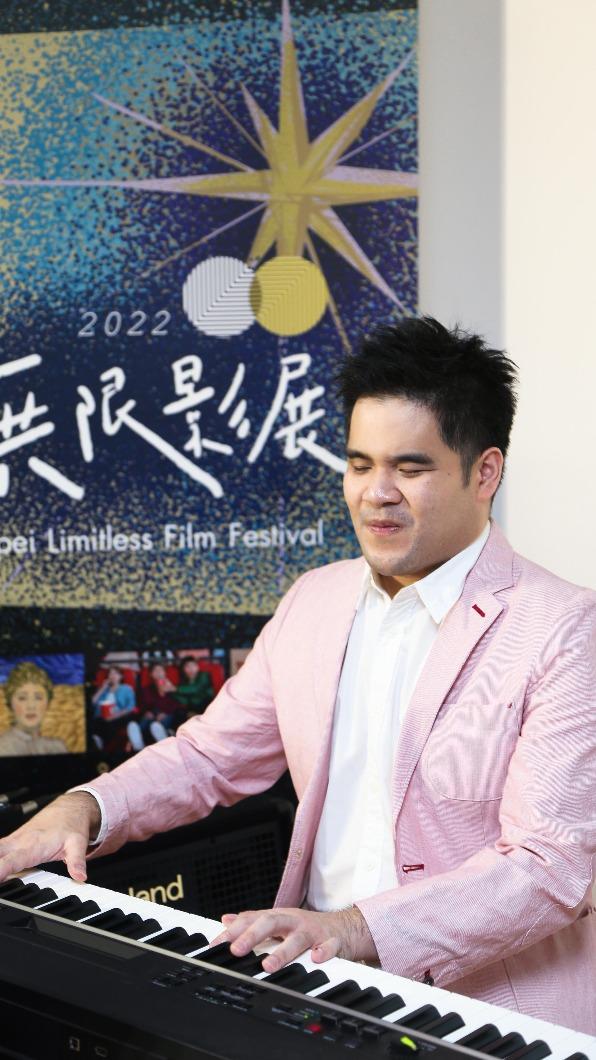 《逆光飛翔》男主角黃裕翔現場重新編曲與演繹電影中的配樂。(圖/「2022無限影展」)