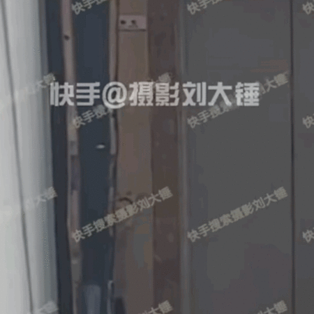 白鹿還對著視訊對講機甜比愛心。(圖/翻攝自微博)