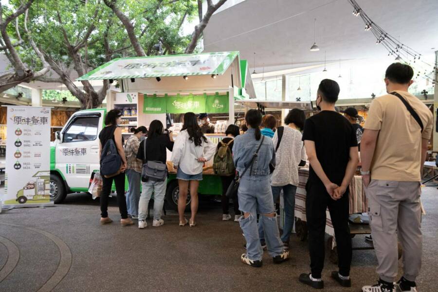 圖／民眾排隊搶購野野野餐盒及米貝果套餐。