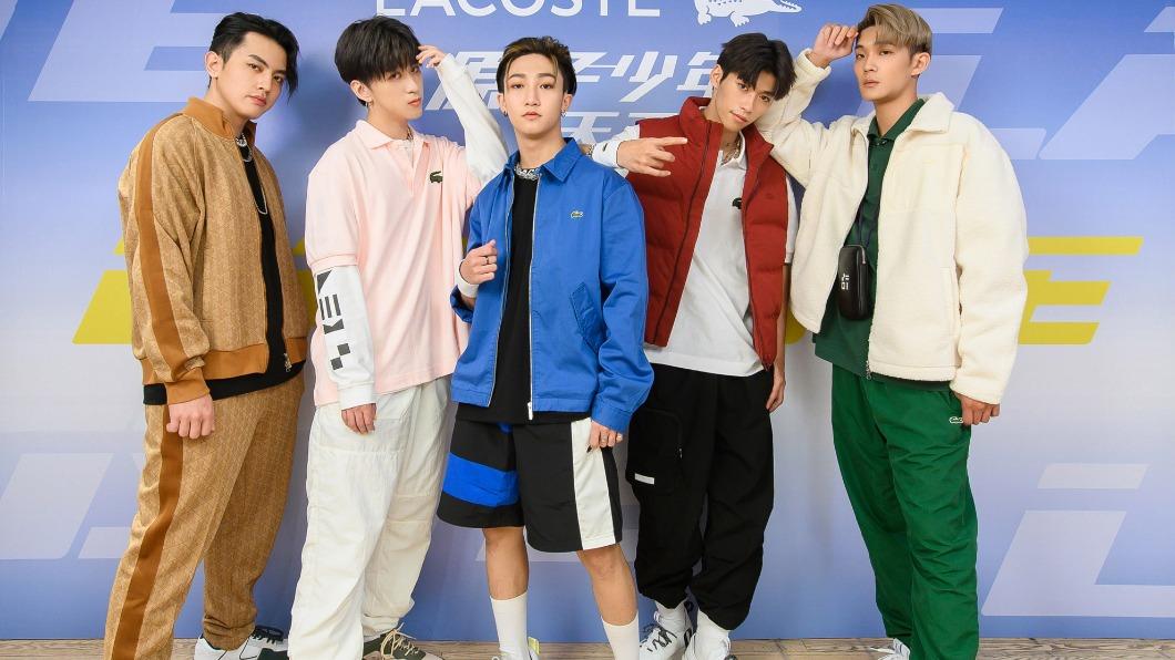「天王星」成員高有翔(左起)、吳昱廷、小孩、蔡承祐、高胥威出席活動。(圖/LACOSTE提供)