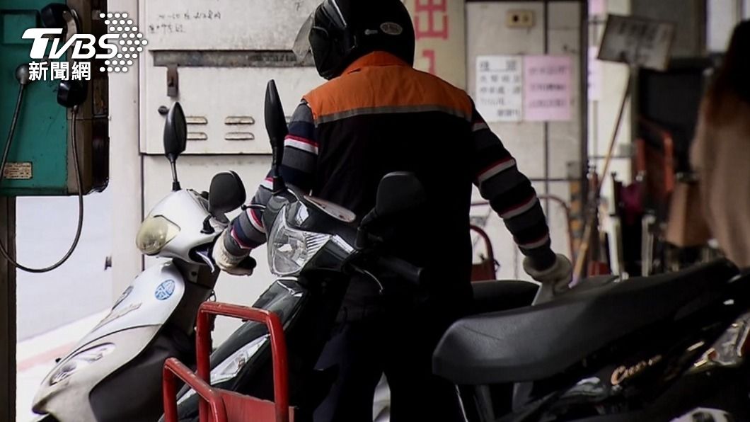 進入可供停車之人行道或騎樓,需以「牽行方式」停放。(示意圖/TVBS)