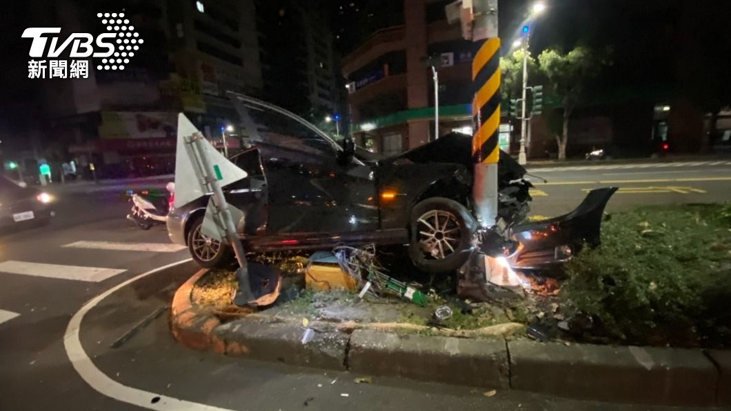 過彎衝分隔島!少年仔撞飛電箱毀愛車 路邊名車慘遭波及