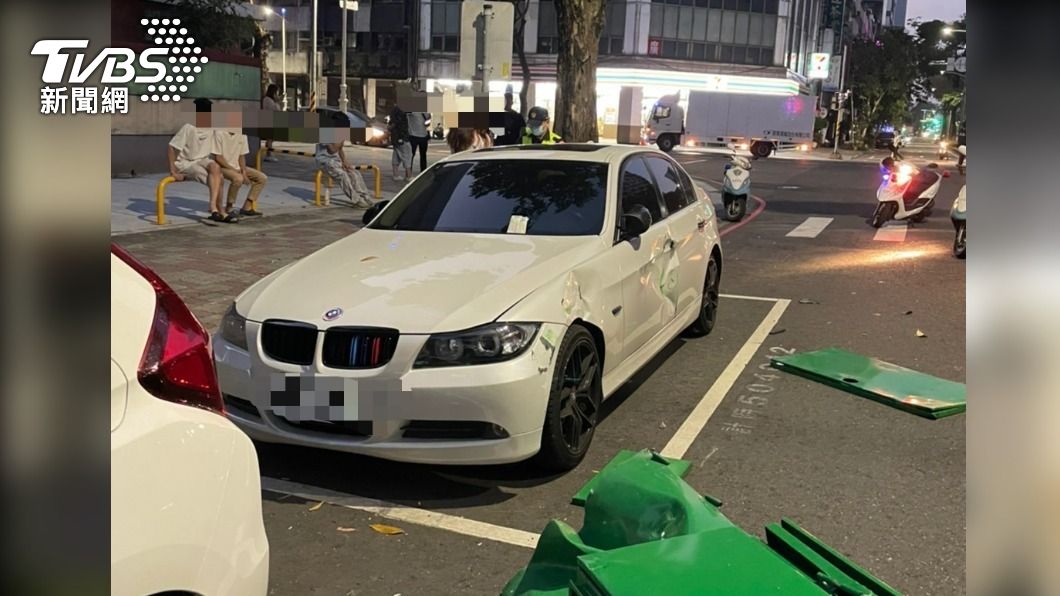 白車慘遭波及。（圖／TVBS）