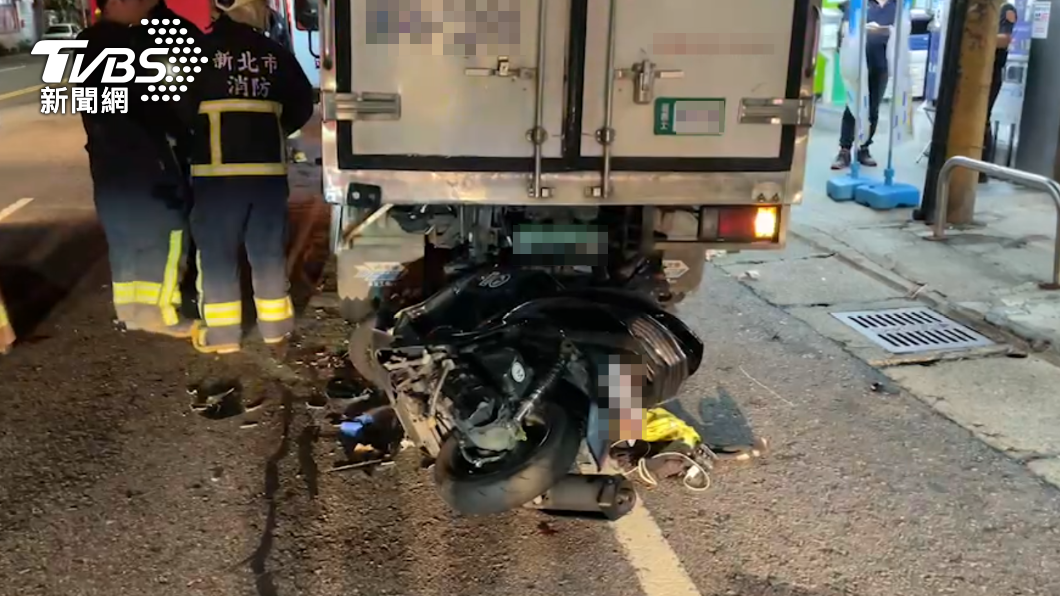 萬里台二線恐怖自撞!騎士高速撞貨車「直插車底」重傷