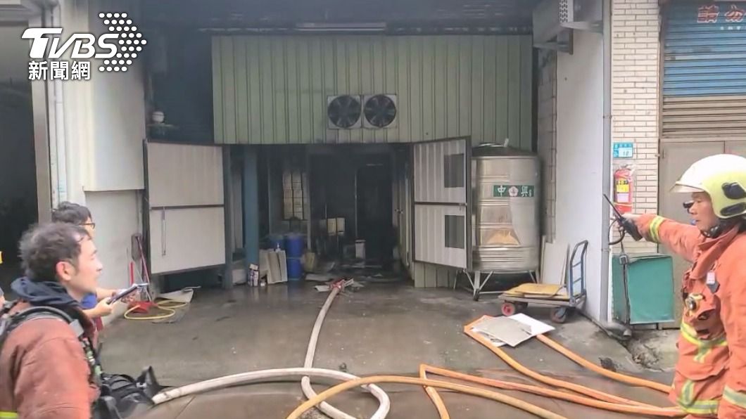 消防人員緊急拉水線搶救。(圖/TVBS)
