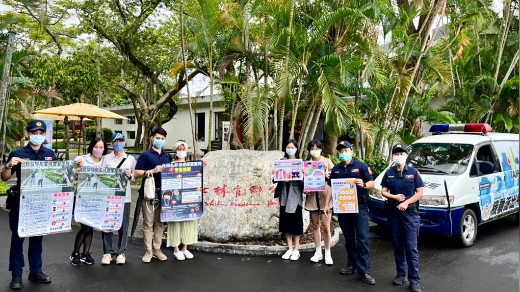 臺北市保大員警結合士林官邸「2022秋季蘭花暨盆花展」，同步宣導反跟騷、反賄選。