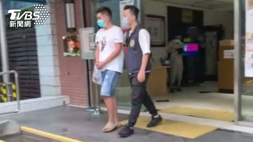 男子遭警方移送。(圖/TVBS)