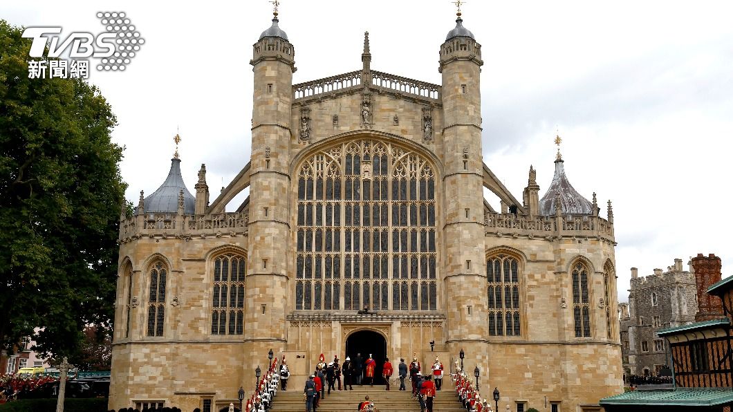 民眾自29日起能前往聖喬治教堂(St George's Chapel)向女王致意,不過得先花錢購買溫莎城堡(Windsor Castle)一日遊門票才能進入。(圖/達志影像美聯社)