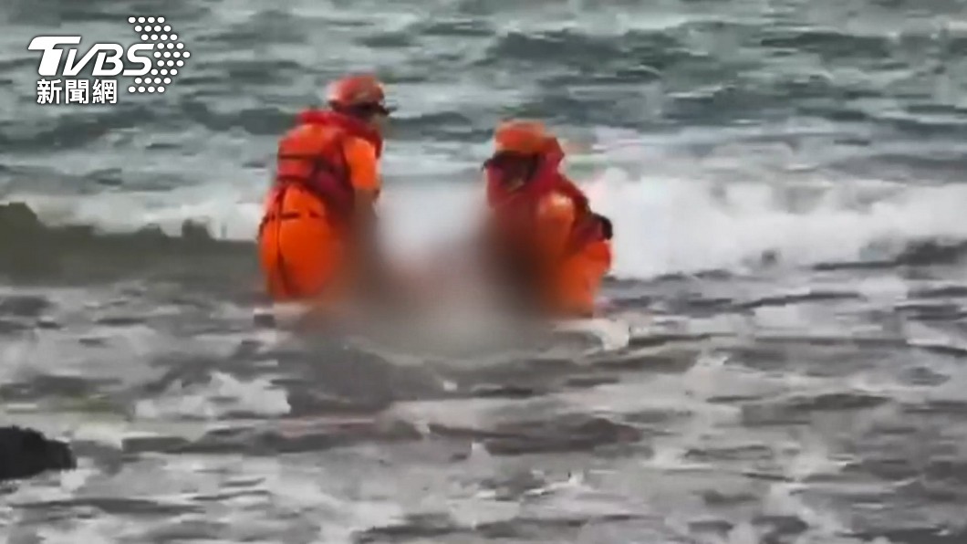 情侶遭大浪捲!海巡冒險救人 男不幸喪命