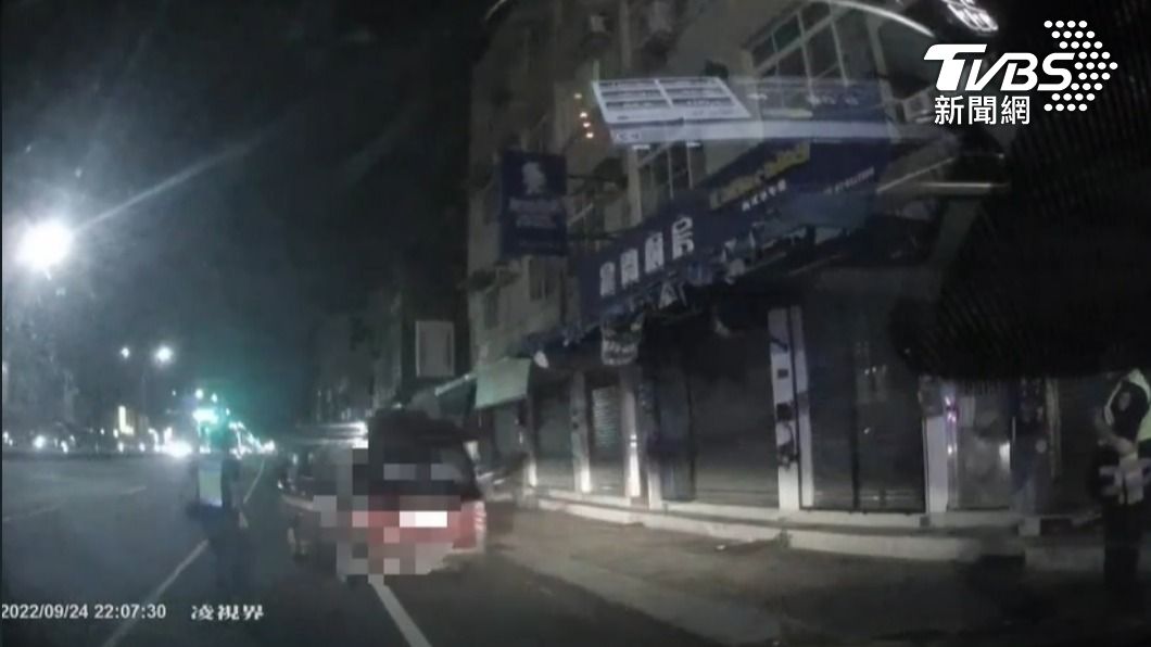 駕駛等員警下車加速狂飆。(圖/TVBS)