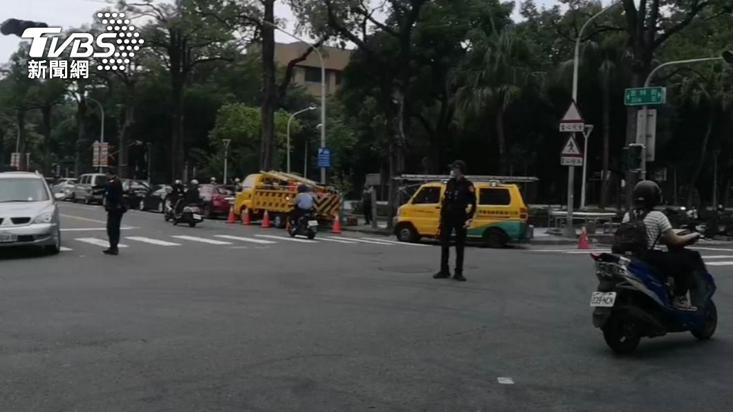 路口交通停擺。(圖/TVBS)