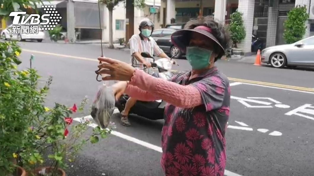 友人幫忙送餐。(圖/TVBS)