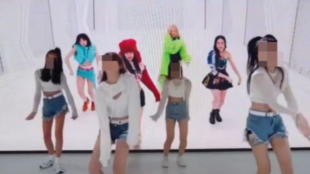 妞妞（左二）表演BLACKPINK的〈Shut Down〉。（圖／翻攝自曾馨瑩IG）