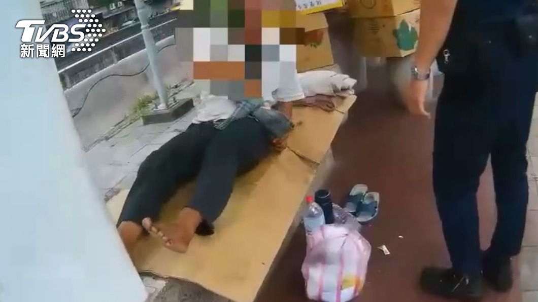 男子將偷來的錢拿去買酒、食物。(圖/TVBS)
