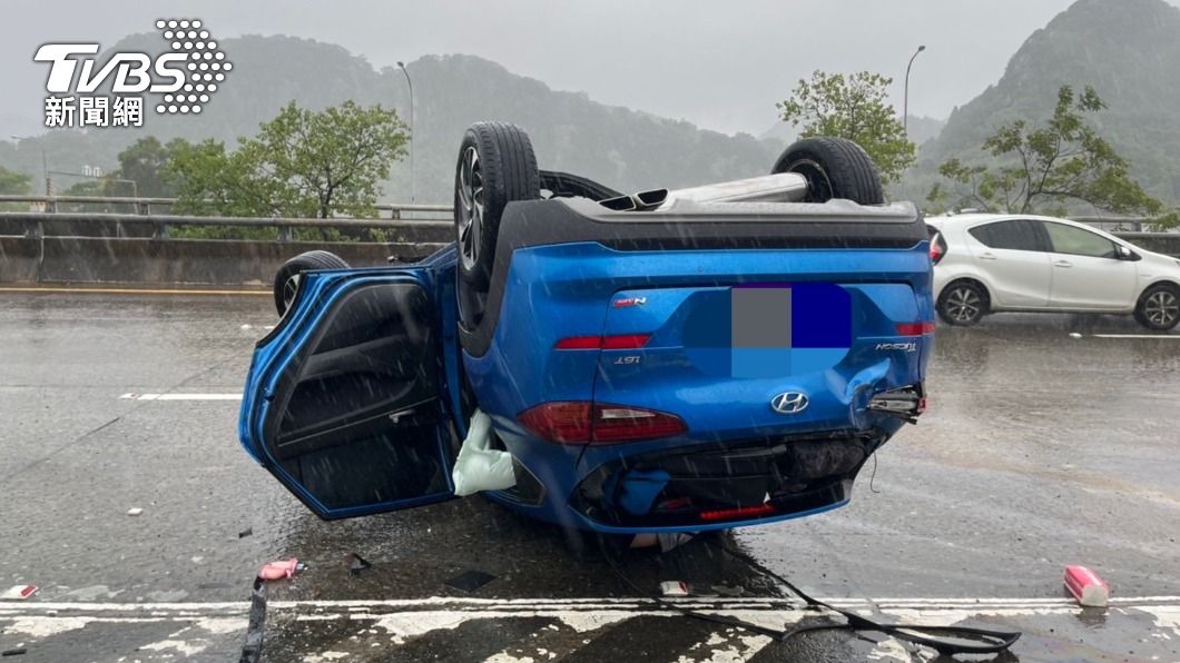 天雨路滑?國3七堵地磅站自撞 休旅車翻覆橫躺2人受困