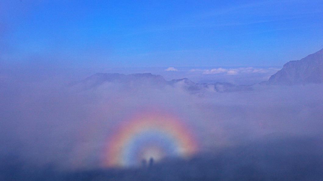 不只是雲海 看!就是那個光 合歡山拍下”觀音圈”