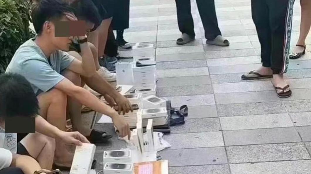 iPhone 14價格跳水!黃牛翻車慌了 路邊擺攤賠售