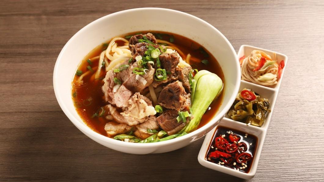 台北凱達大飯店「98酒吧」獲得紅燒組銅牌的「凱達特選紅燒牛肉麵」。(圖/六福萬怡提供)