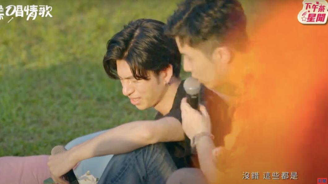 周子逸落淚,小宇上前安慰。(圖/翻攝自《為你唱情歌》節目片段)