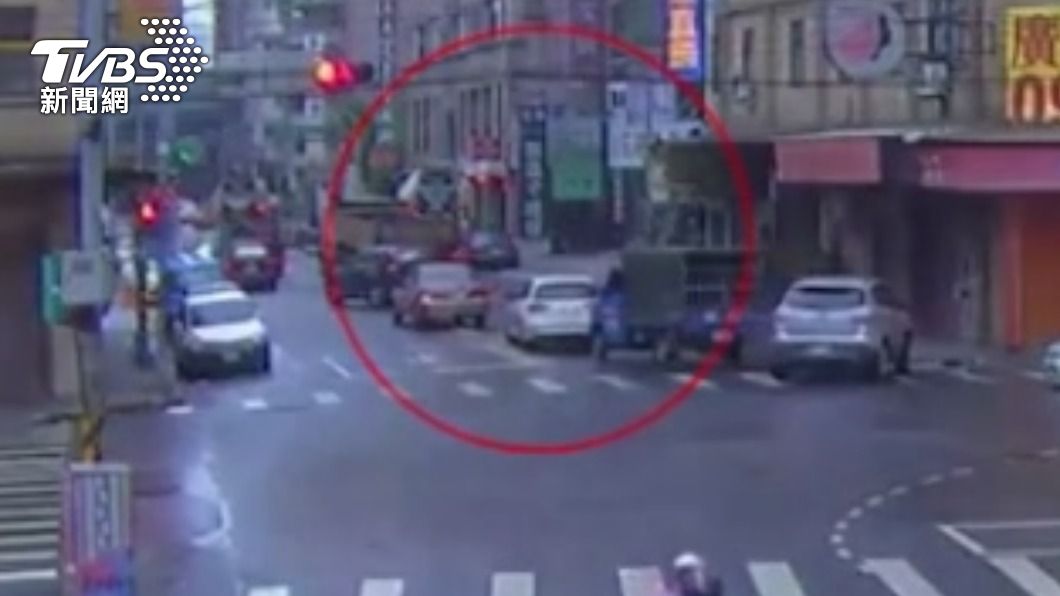 父違停遭按喇叭！子理論爆口角　被水泥車司機持鐵鎚毆傷
