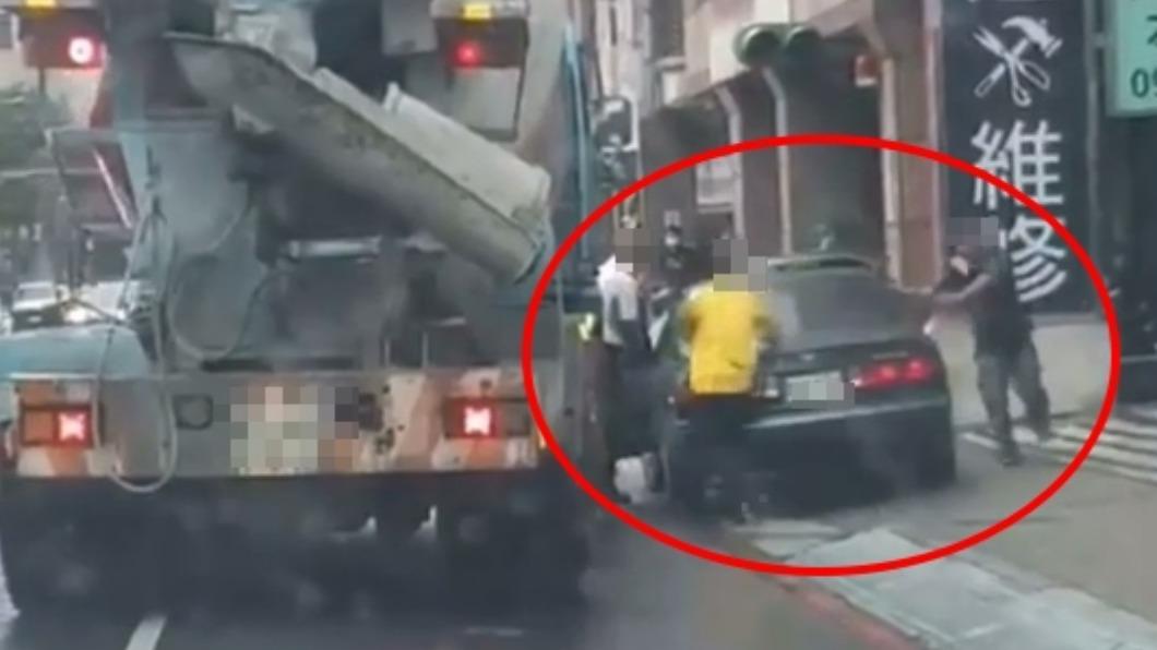 3人在路邊推擠互毆。(圖/翻攝Facebook我是永和人)