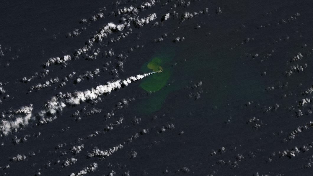 東加海底火山爆發竟噴出新小島!不到一週長大6倍
