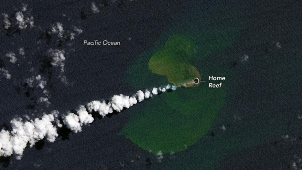海底火山「家礁」附近海水被染色。(圖/翻攝自NASA Earth Observatory官網)