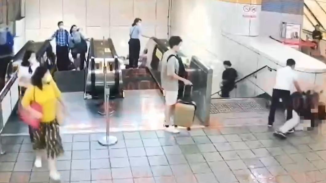 莊男將酒後脫序的王男壓制在地。(圖/TVBS)