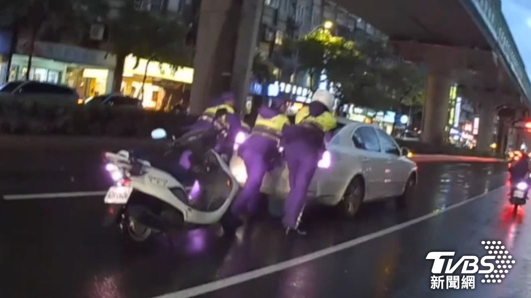 怎麼辦!轎車半路拋錨駕駛無助 4警超「急」救援