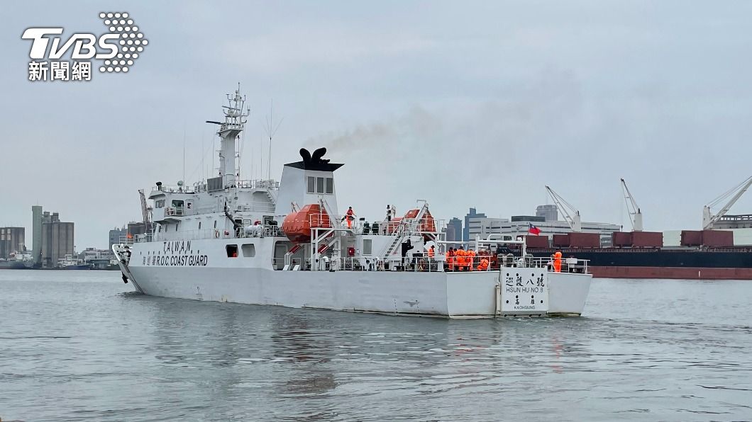 海巡艦艇18日搭載代理船長出發前往救援。（圖／中央社）