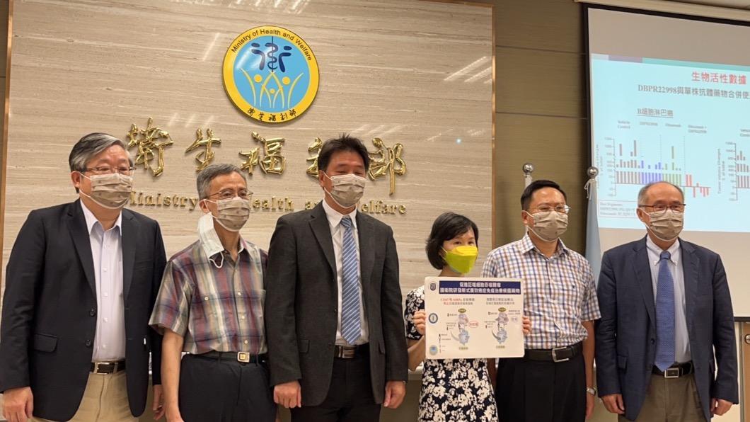 左起:國衛院生技藥研所張俊彥所長、葉燈光副研究員、中化所黃開發博士、國衛院生藥所顏婉菁研究員、陳志豪副研究員、梁賡義院長。(圖/國衛院院提供)