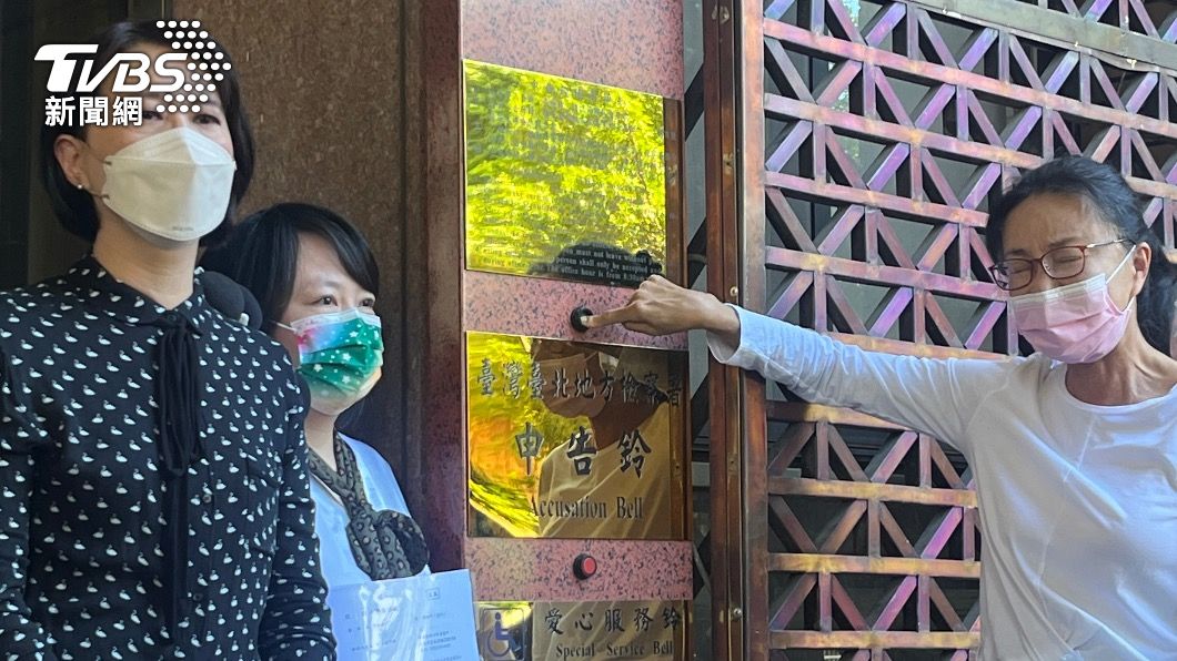 張淑娟(右)今早親自到北檢提告周玉蔻。(圖/TVBS)