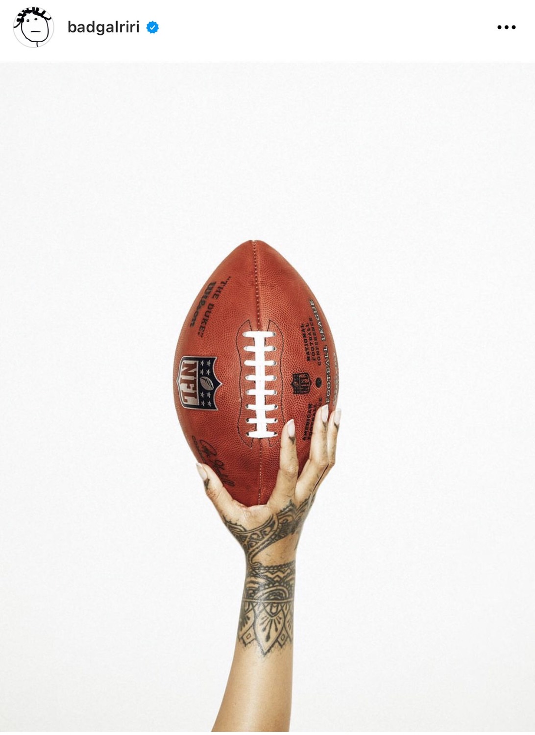 蕾哈娜發出手持NFL橄欖球呼應成為超級盃中場嘉賓。（圖／翻攝自蕾哈娜IG）