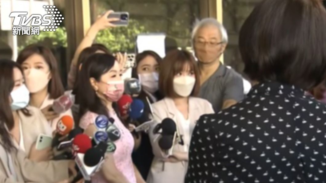 周玉蔻與王鴻薇現場互槓。(圖/TVBS)