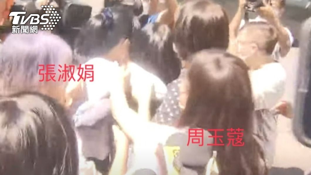 周玉蔻試圖讓張淑娟停下腳步。（圖／TVBS）