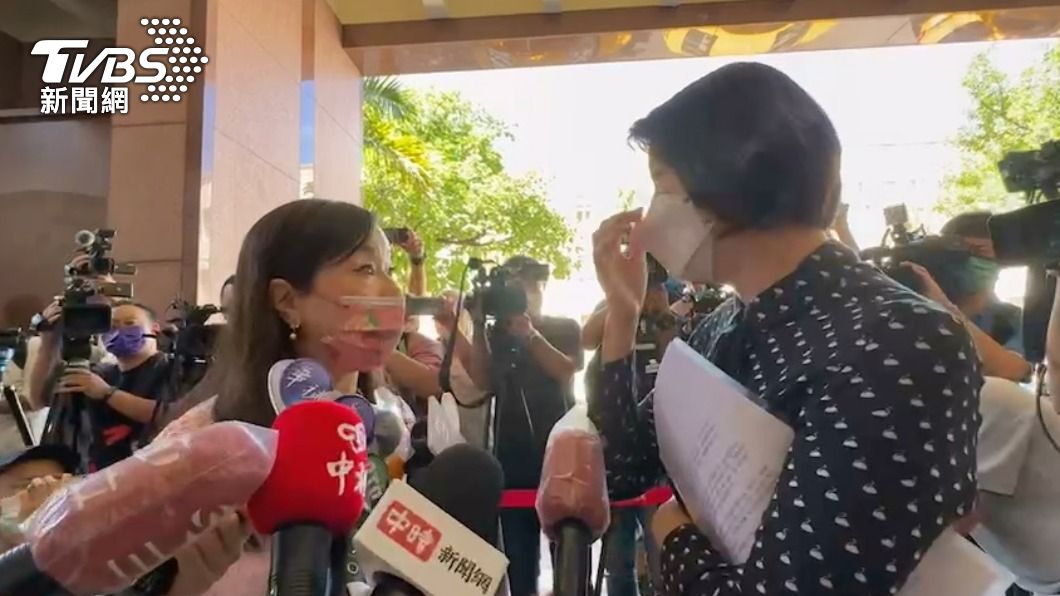 大亂鬥！周玉蔻、王鴻薇互飆　大罵「蟑螂、老鼠、不要臉」
