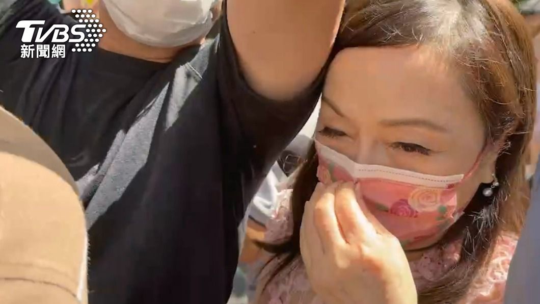 周玉蔻穿越重重人潮試圖接近張淑娟。（圖／TVBS）