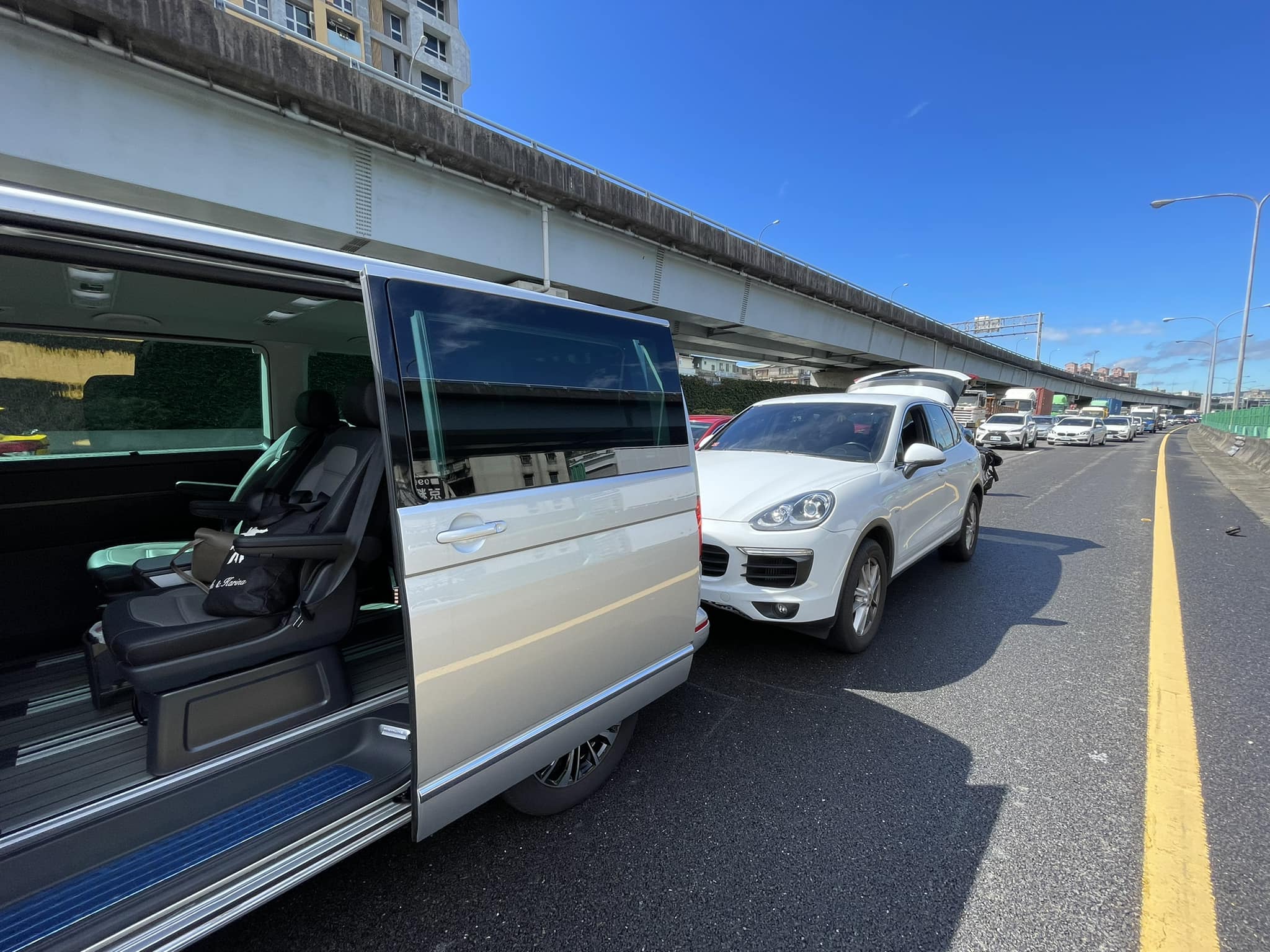 廖家儀在高速公路被追撞。(圖/翻攝自廖家儀臉書)