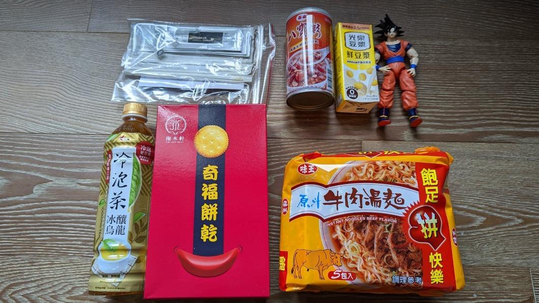確診第4天!鄭運鵬開箱桃市府防疫關懷包 竟多一個「它」