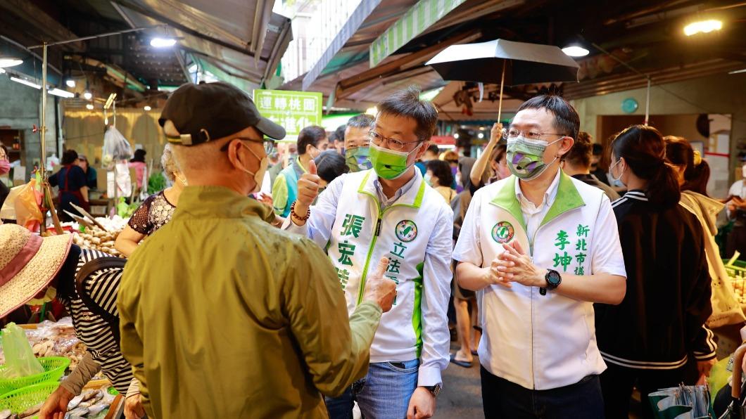 新北市立委張宏陸及新北市議員李坤城替鄭運鵬到南崁市場掃街。(圖/翻攝自鄭運鵬臉書)